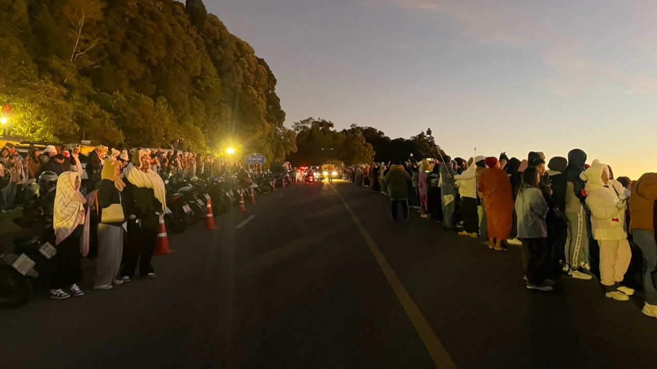 因他农山持续寒冷，最低温5度，游客蜂拥至观赏美景超万人