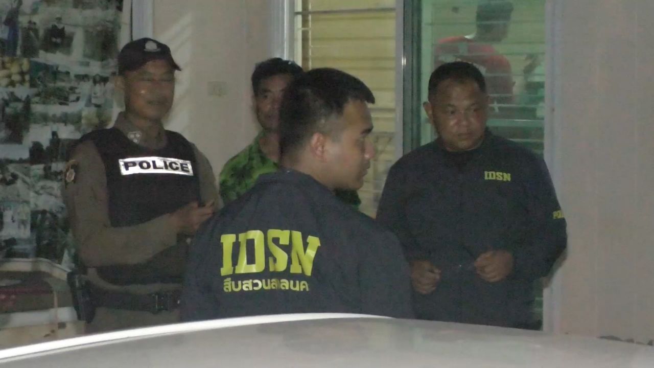 花园守卫在看到陌生人进入后大喊，被连射致死