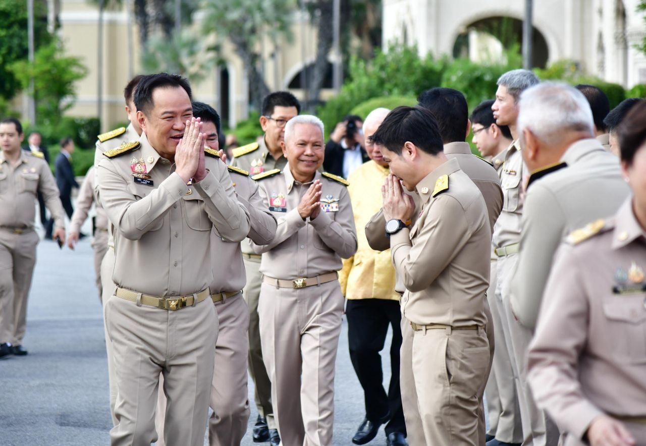 总理率部长和公务员尊重泰国国旗，纪念泰国国旗日2568年