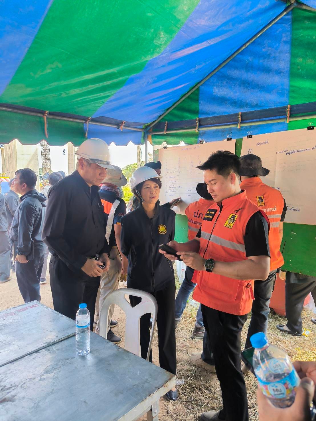 劳工部长对起重机坍塌压毁火车事件表示哀悼，紧急检查投保人的权益符合法律规定