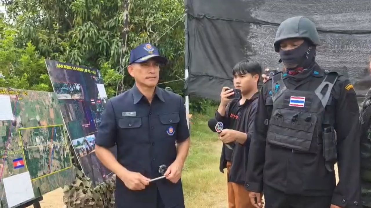 萨赫·博德前往农赞村，指责洪森不笨但狡诈，呼吁柬埔寨人撤回国