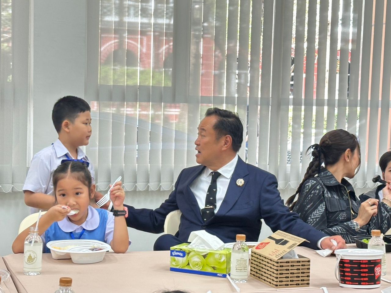 “安努廷” 与英勇战士的子女共进午餐，随后前往诗丽然享用常驻面馆