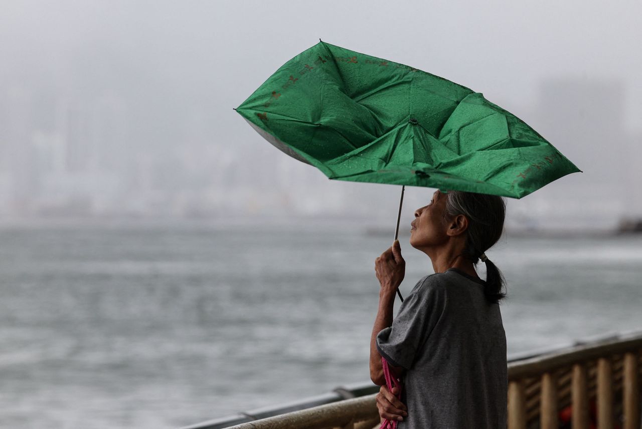 热带风暴塔帕逼近香港，暴风雨袭来学校停课