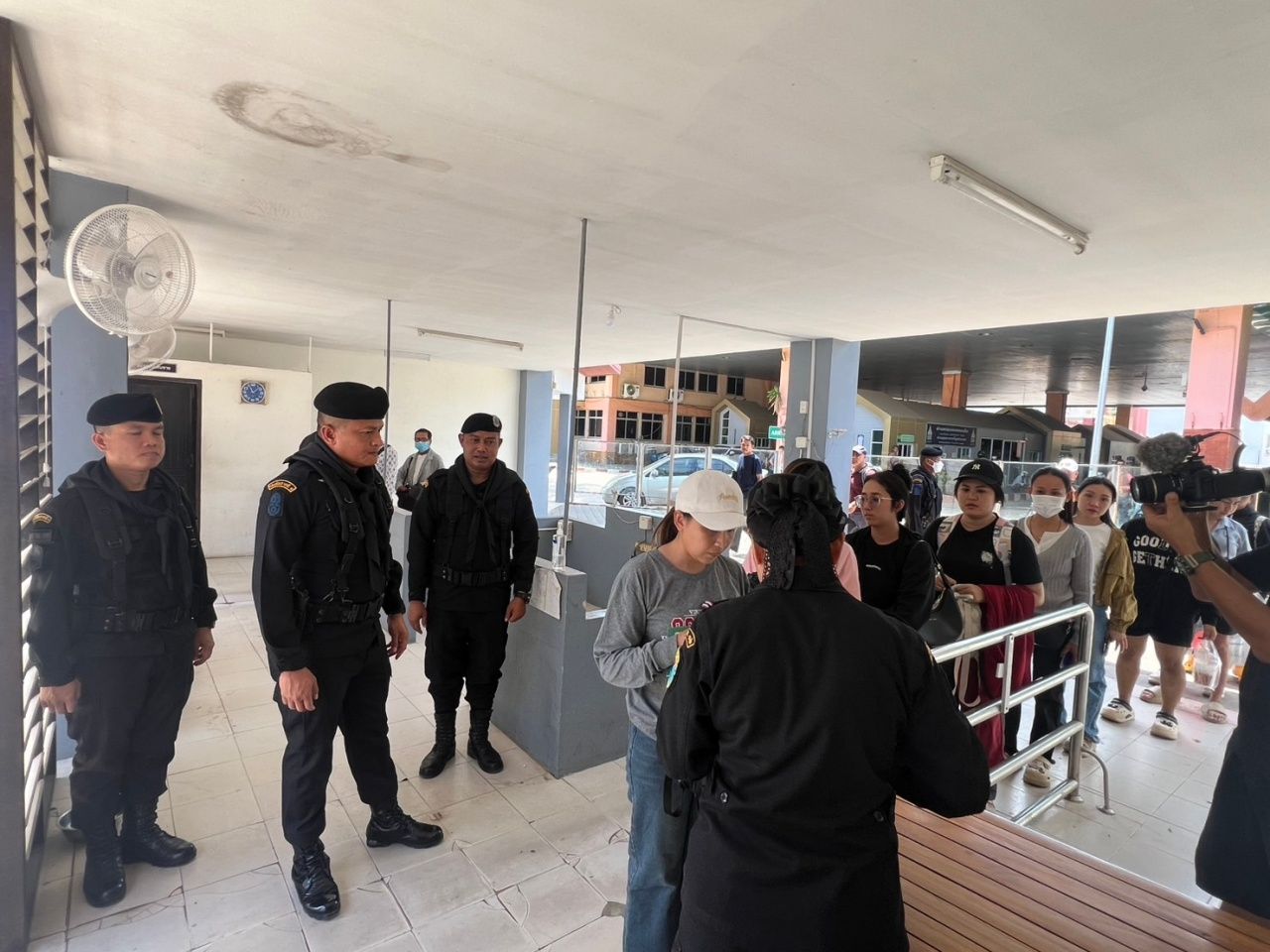 永久过境点巴安洪勒警告称如无必要请勿前往柬埔寨，以防突然关闭关口