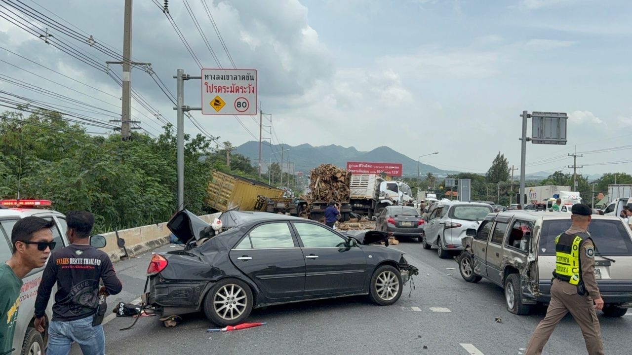 拖车刹车失灵 在กลางดง下坡路段撞坏10辆车 进曼谷方向交通瘫痪