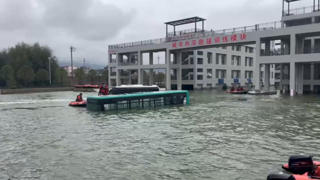 坚韧不拔:首位通过全球水上救援标准的泰国女救援员