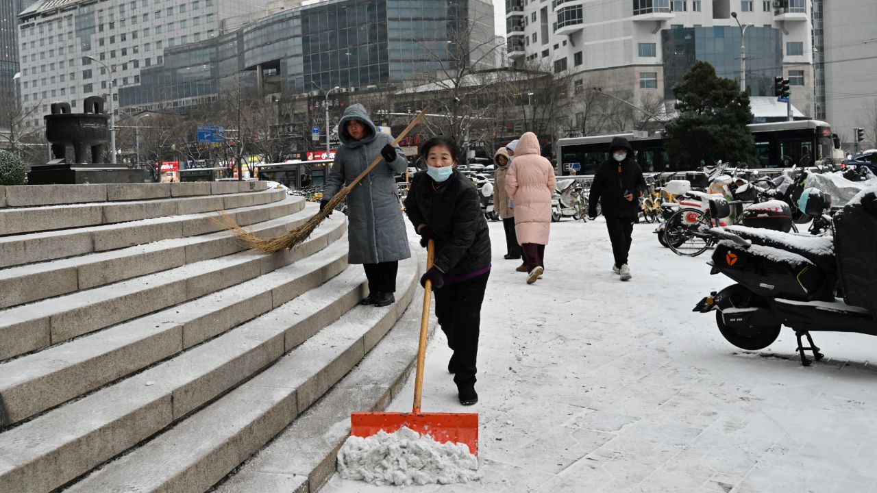 北京迎来本季初雪 气温骤降 部分地区面临暴风雪