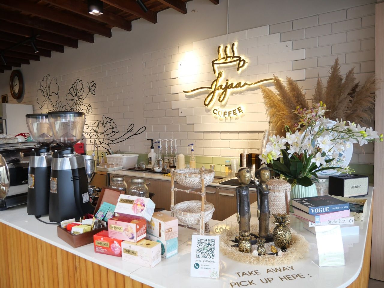 探索“จ่าจ้าคอฟฟี่”，ระนอง市的著名咖啡店，属于“จ๋า ธนนนท์”，อนุทิน的爱人