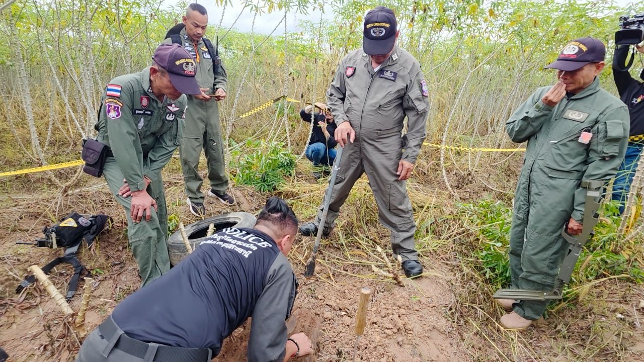 再次发现 EOD 官员摧毁了乌汶府木薯田中遗留的 BM-21 火箭弹