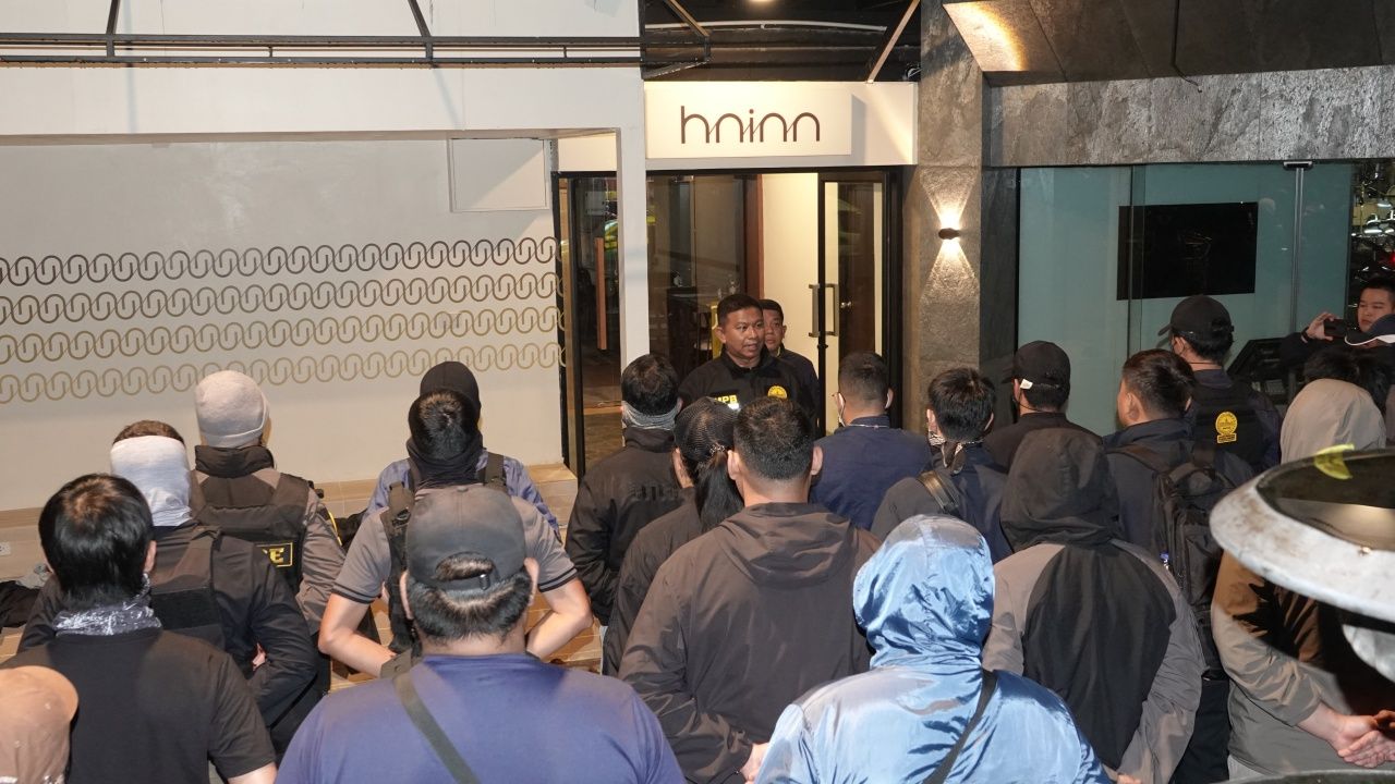 突袭逮捕7名外籍“白客”贩毒团伙，以理发店作掩护，惊现秘密房间