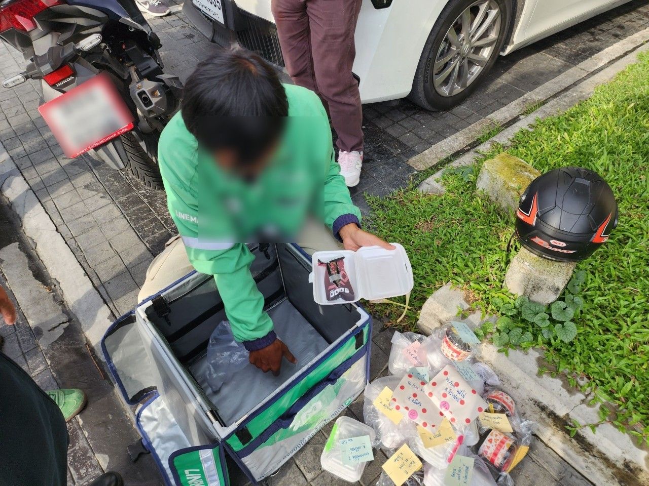 网络警察抓获骑手男子非法运送电子烟，藏于食品盒中