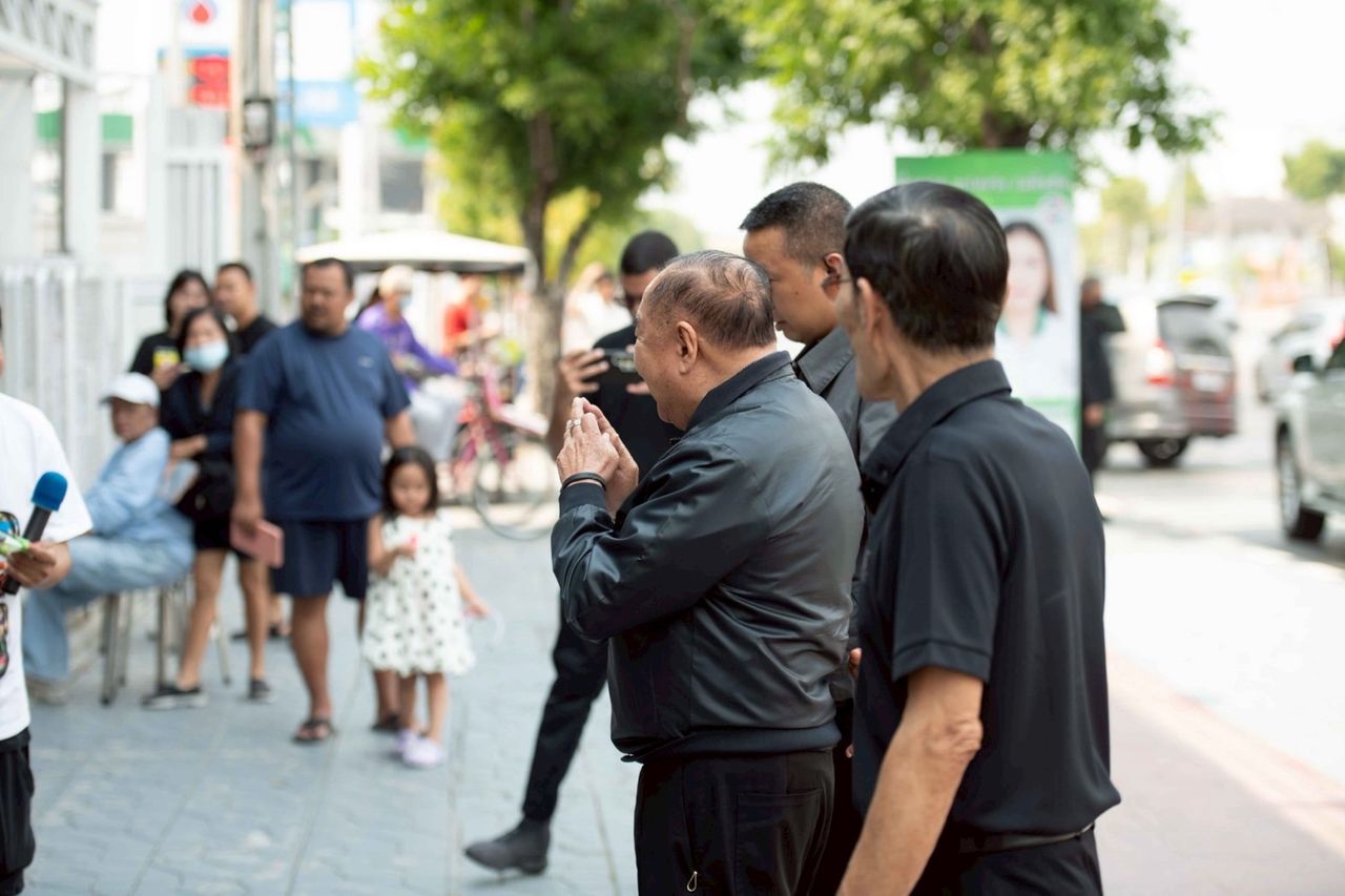 “大鹏”光顾著名面馆，坚称是私事非拉票