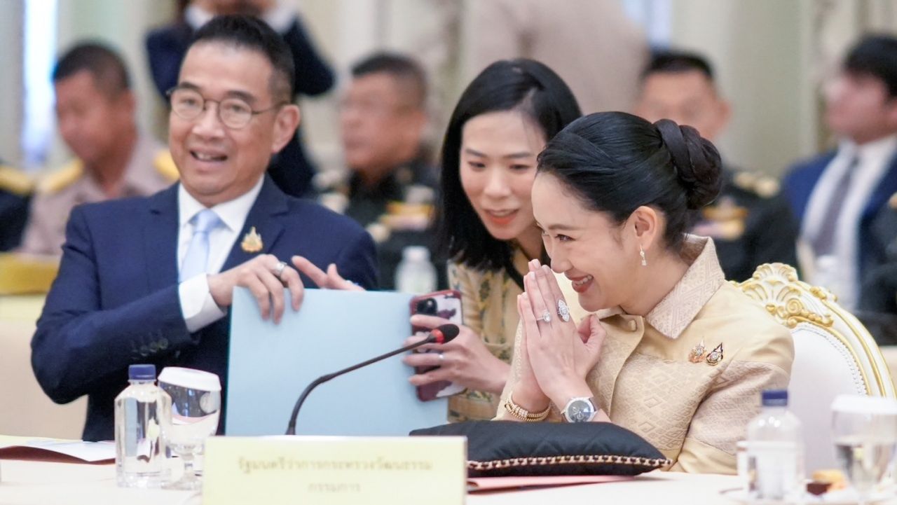 “贝通他”进入政府大楼，身着泰国传统服装参加委员会会议以庆祝御赐荣誉活动