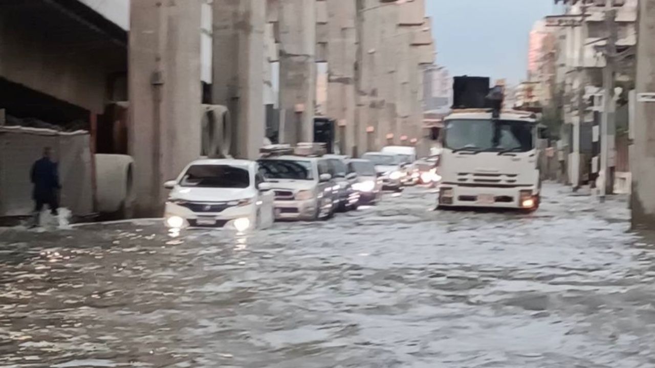 暴雨影响逾2小时，“暹逻大道”几近全线被淹，交通堵塞多处