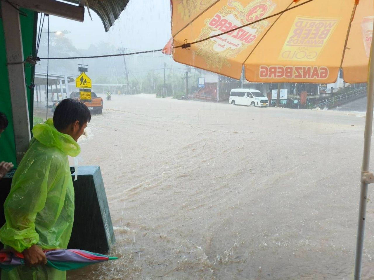 暴雨袭击达叻府空亚县 洪水从多个地方汇集，导致多地积水