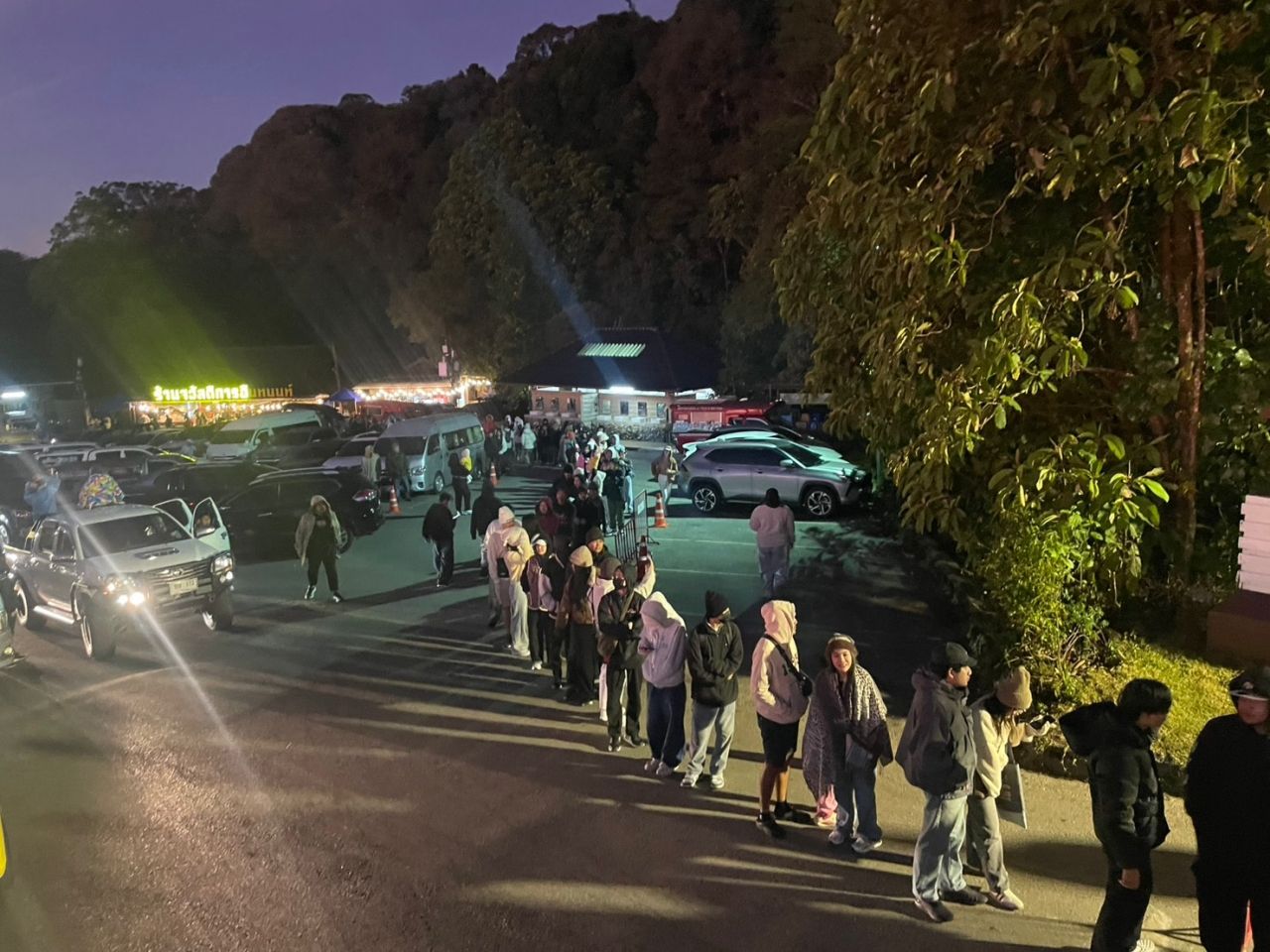 长假繁忙，逾万人游客涌上因他农山欣赏寒风