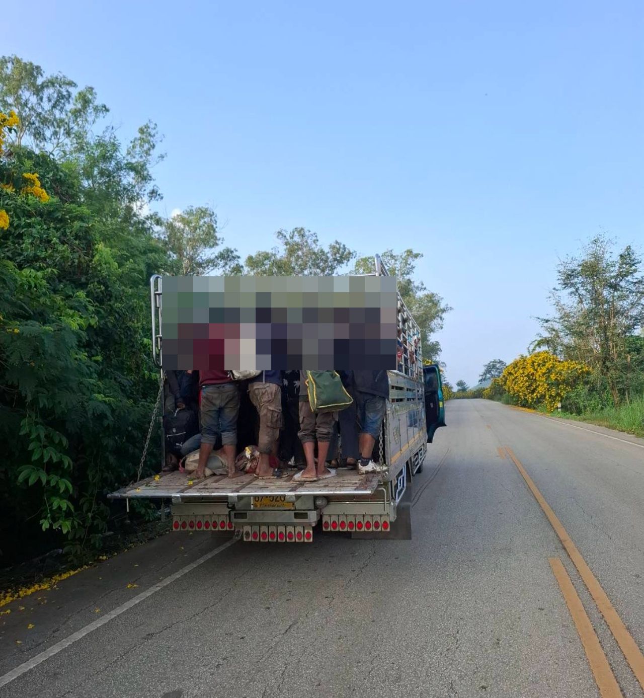 抓获一辆载有108名柬埔寨人的卡车，他们为找工作愿支付近万泰铢