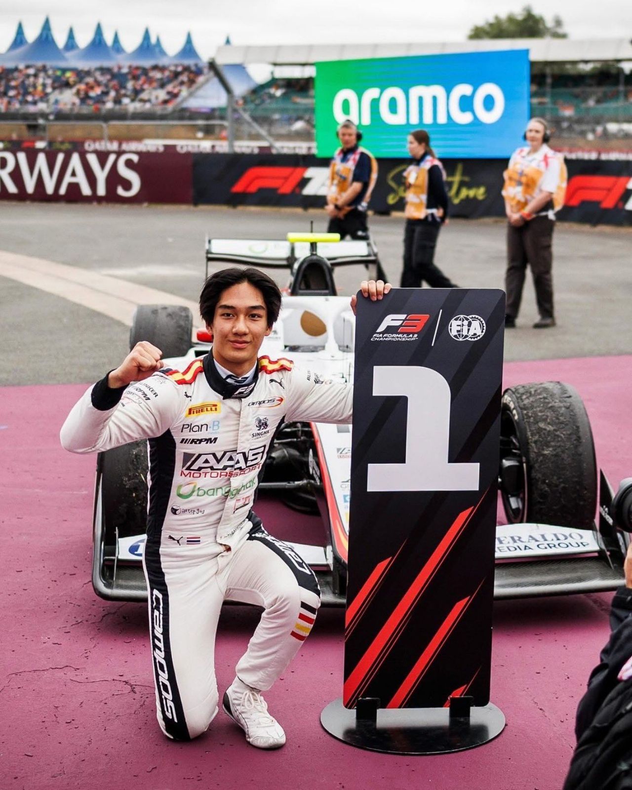 “英-赛萨塔” 祝贺 “腾·达纳彭” 成为首位获得 Formula 3 冠军的泰国人