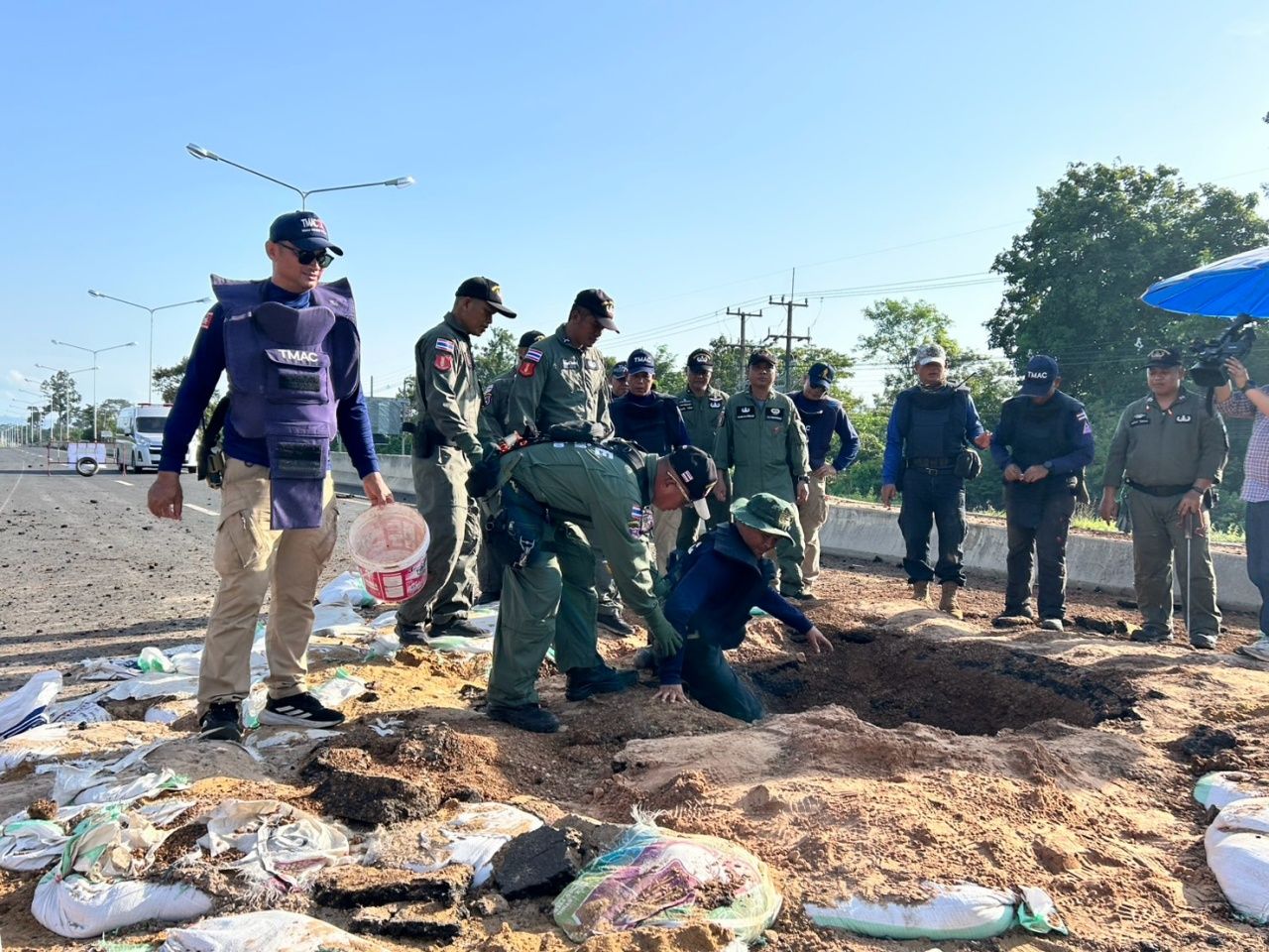 响彻天际的爆炸声：在诗里拉克灭除柬埔寨BM-21火箭弹