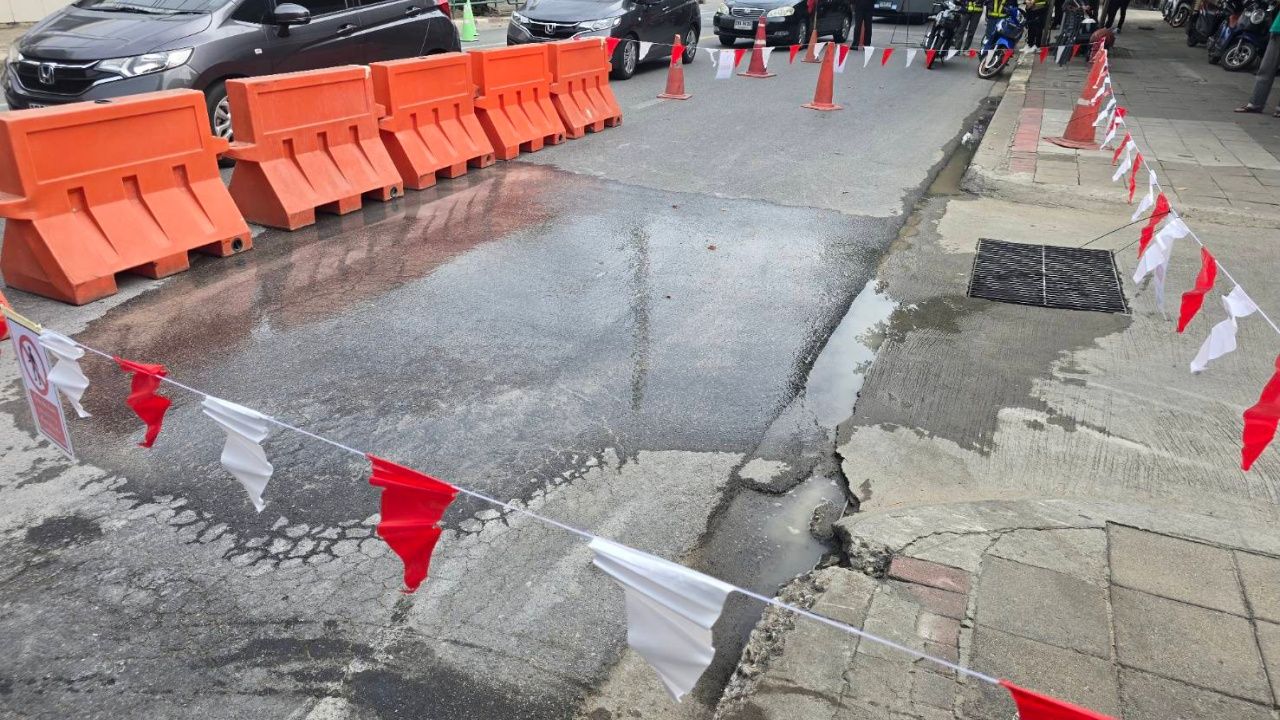 在三森路段发现渗水，距离路面塌陷处2公里，居民担心重演事故