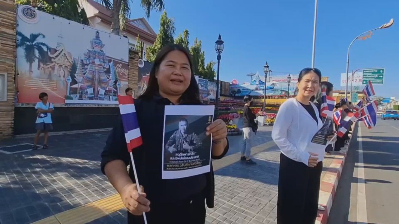 家人哭泣着迎接 