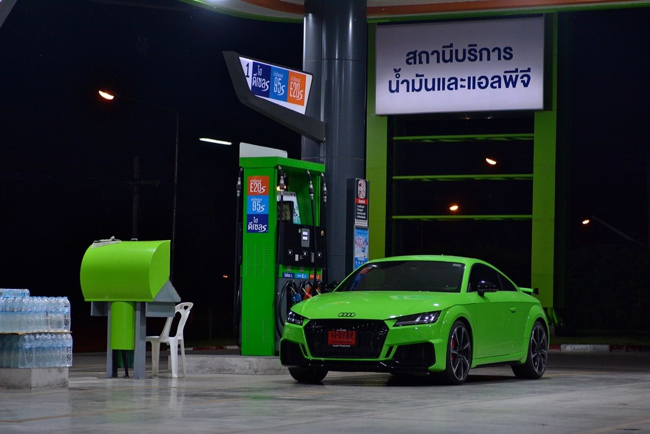 加油前下车好吗?滑手机很危险哦!