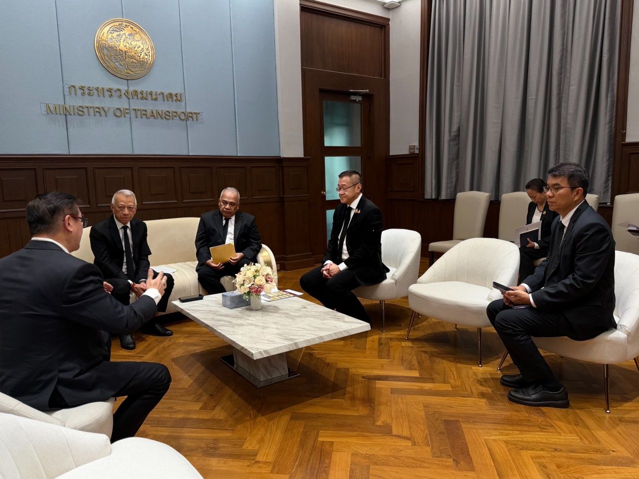 “Pipat”下令加快对起重机倒塌压垮火车事故的赔偿，命令保险公司立即支付遇难者赔偿