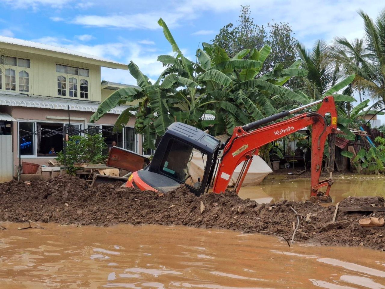 洛姆萨克府碧差汶洪水开始恢复正常,部分地区水位仍达2米