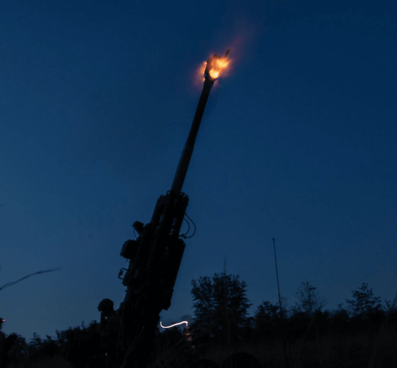 当泰国155毫米炮弹在夜空中划破长空