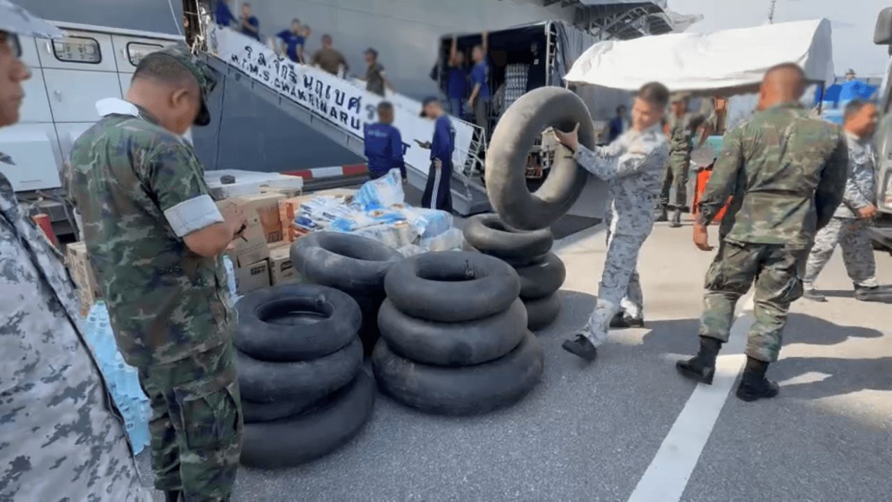 民众涌向“查克里纳里贝艘舰” 今晚准备出发救援受灾者