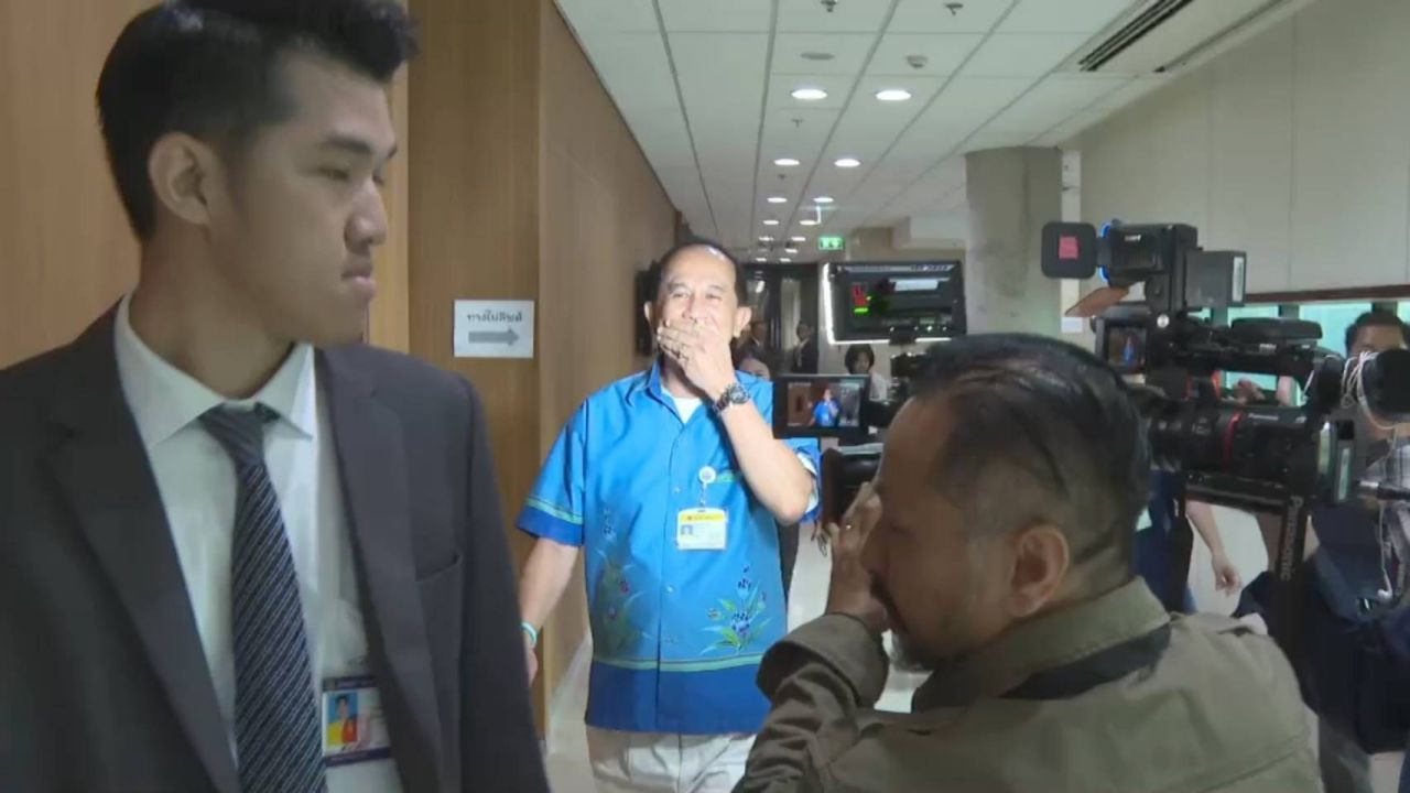 “阿隆科特”用手捂嘴逃避媒体提问关于选举舞弊案件的问题，称“先走了，不方便”（视频）