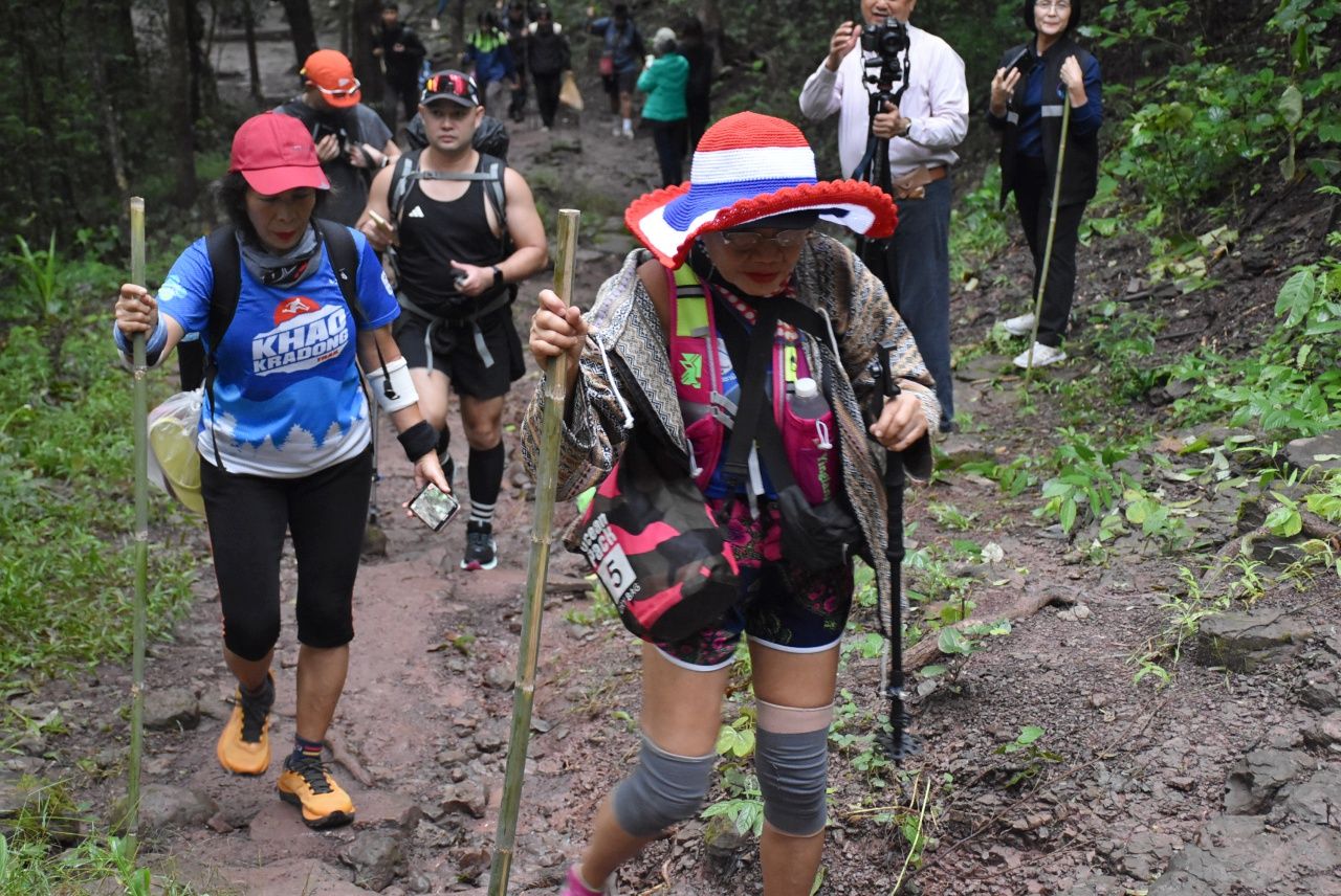 人们蜂拥而至征服“富贵登”开放首日，近300名游客体验自然