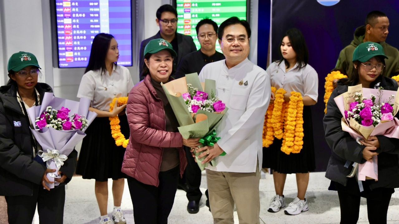 欢迎泰国学生回家 “清莱职业学院团队” 赢得国际雪雕比赛冠军