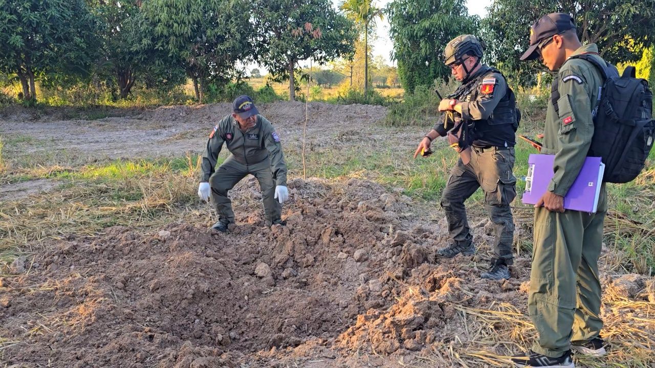 EOD 调查乌汶府边境疑似区域，销毁坠落的榴弹