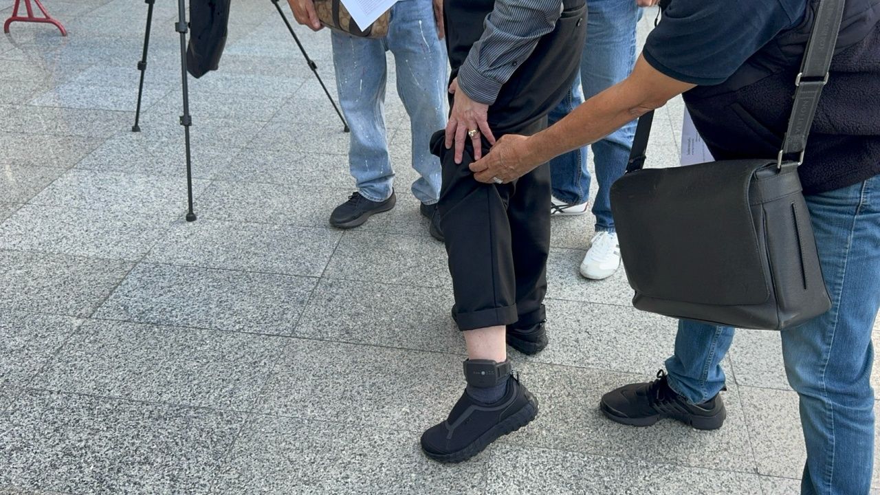 给予“桑塔纳”保释,每人40万泰铢,禁止出国