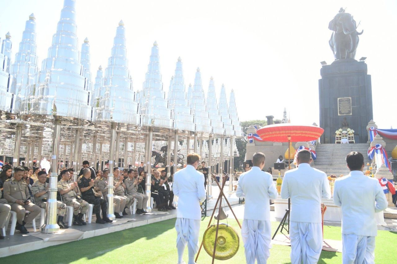 “阿努廷” 飞赴武里南，祭拜拉玛一世并为第37根金色尖顶底座镀金，内文赠送甜橙