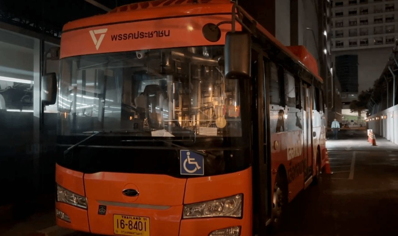 人民党安排橙色EV巴士 送33名曼谷议员候选人报名