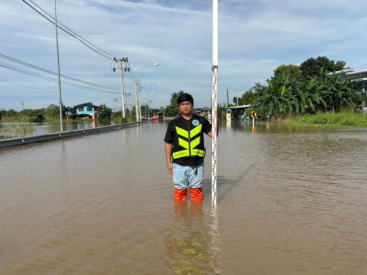 救助洪水灾民,乡村公路局出动洒水车服务并建防水墙,命令持续监测