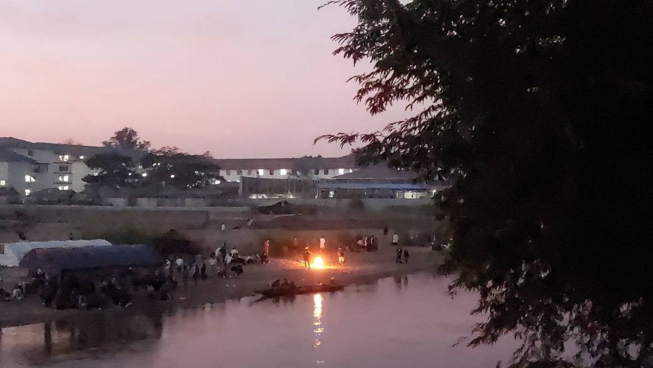 超过600名外国人在缅甸一侧的美塞河边聚集，等待过境到泰国