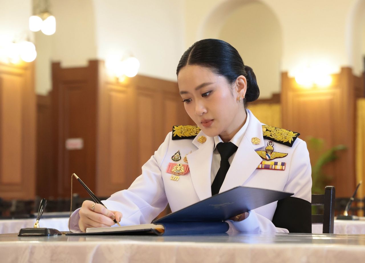 内阁 - 两位前总理供奉圣水并签署哀悼册以哀悼“诗丽吉王太后”