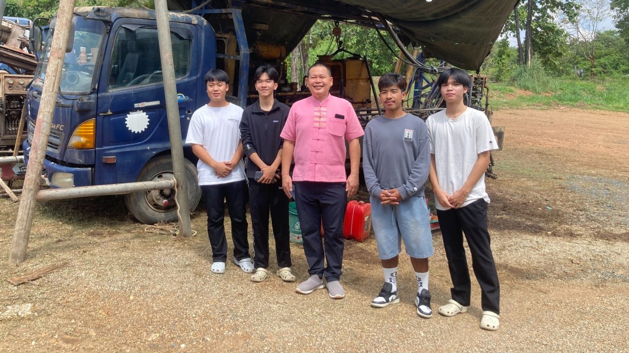 “13 野猪”成员探望因病卧床的“苏如田”洞穴钻井工