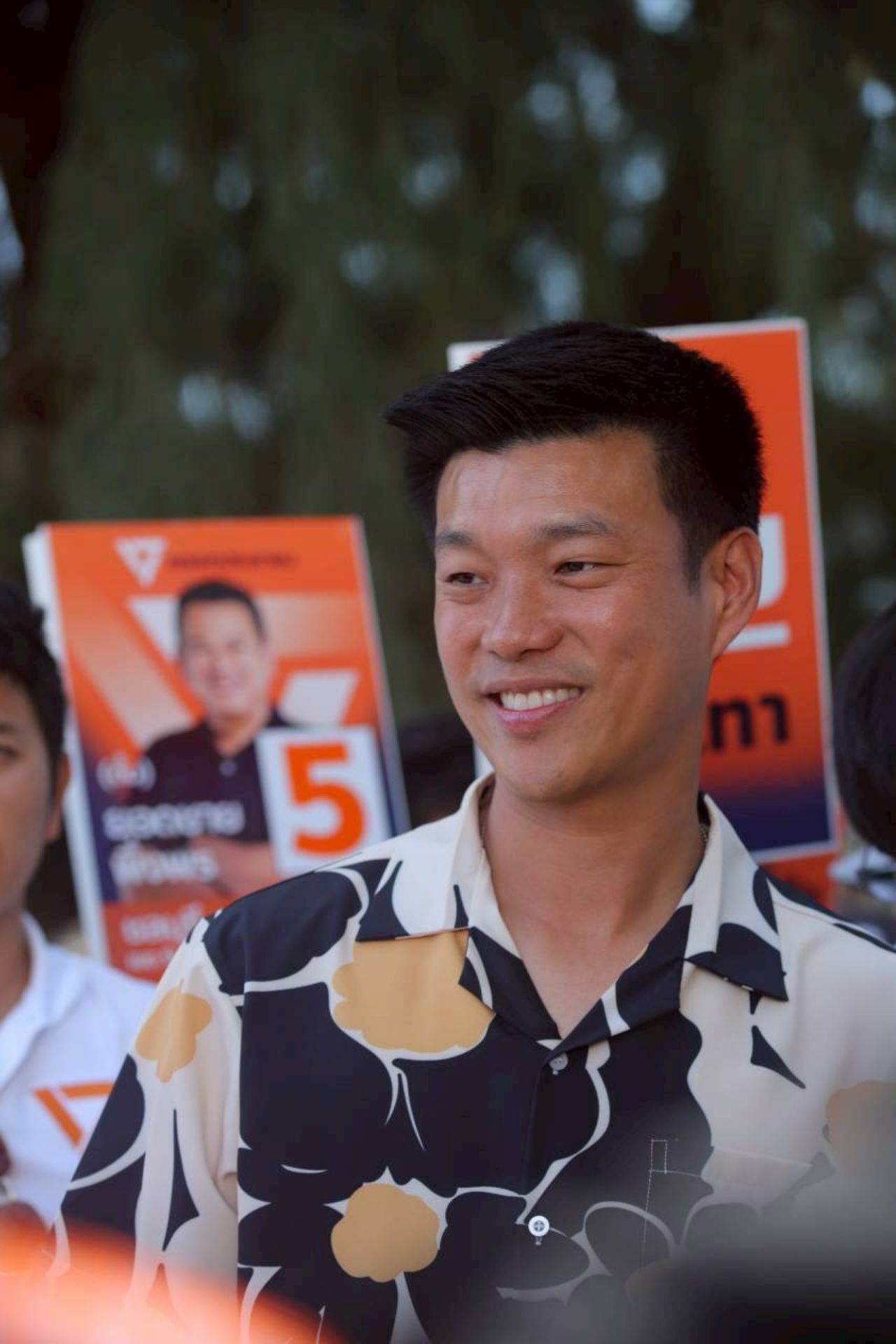 保护“皮尔沙”的声誉，确认已核查过背景，“亭”解释支持锁定参议院，理念符合人民党。