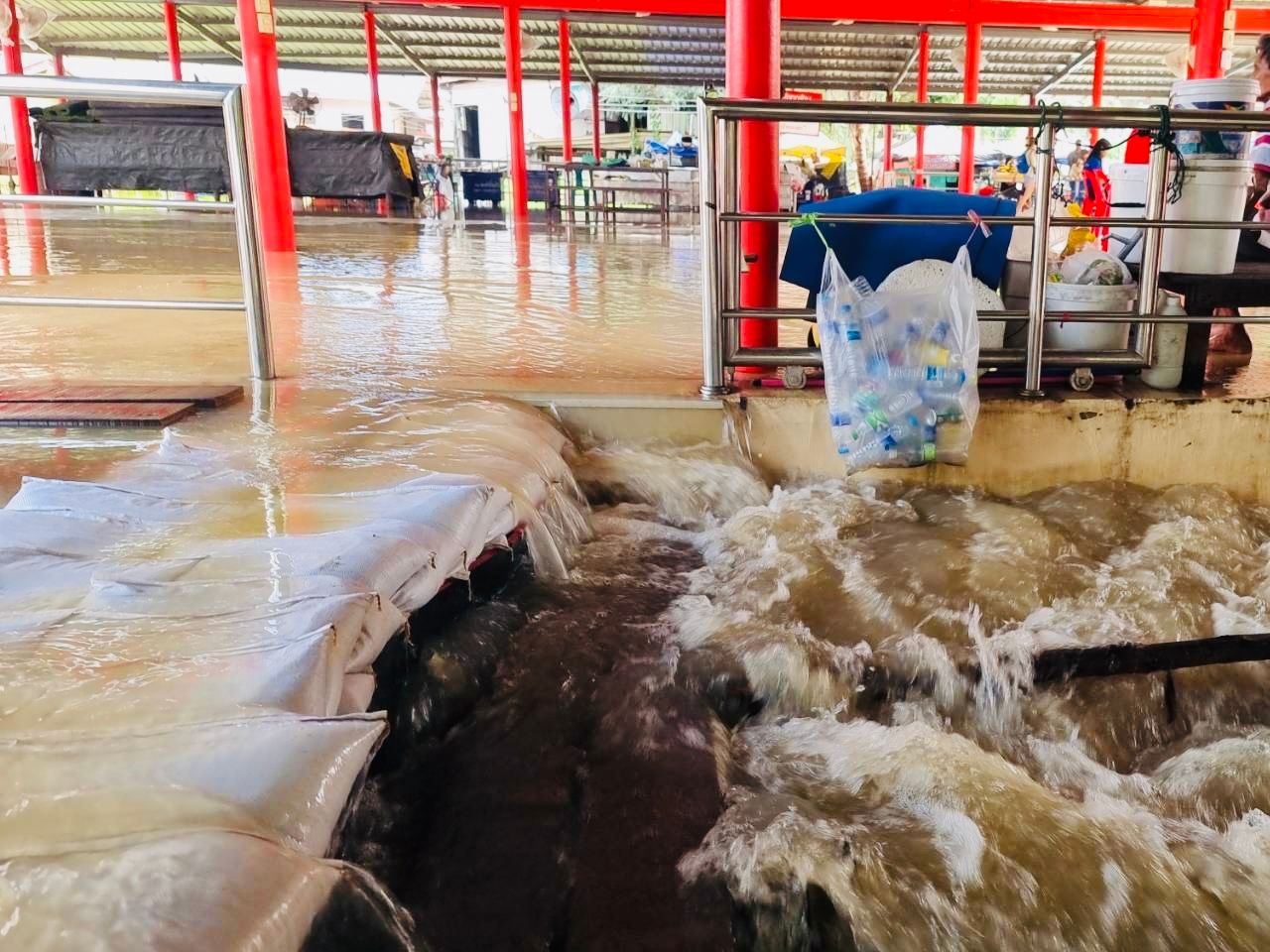 水无法阻挡，北榄府市政厅附近社区的洪水高达50厘米