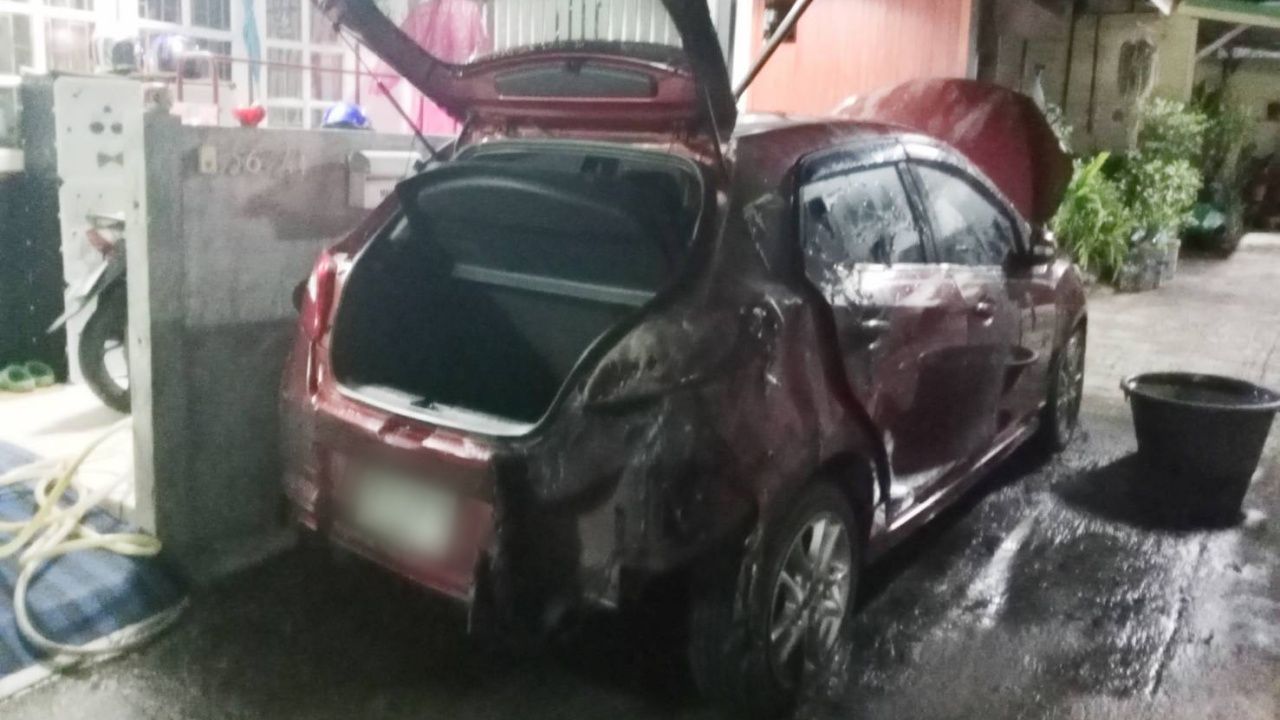 监控揭露：49岁男子纵火焚烧前女友的轿车，称是一时冲动