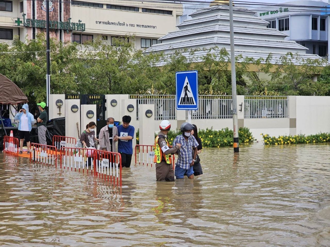 素可泰情况仍然不佳，洪水淹没医院前道路，需设立防护墙和安排接送病人车辆
