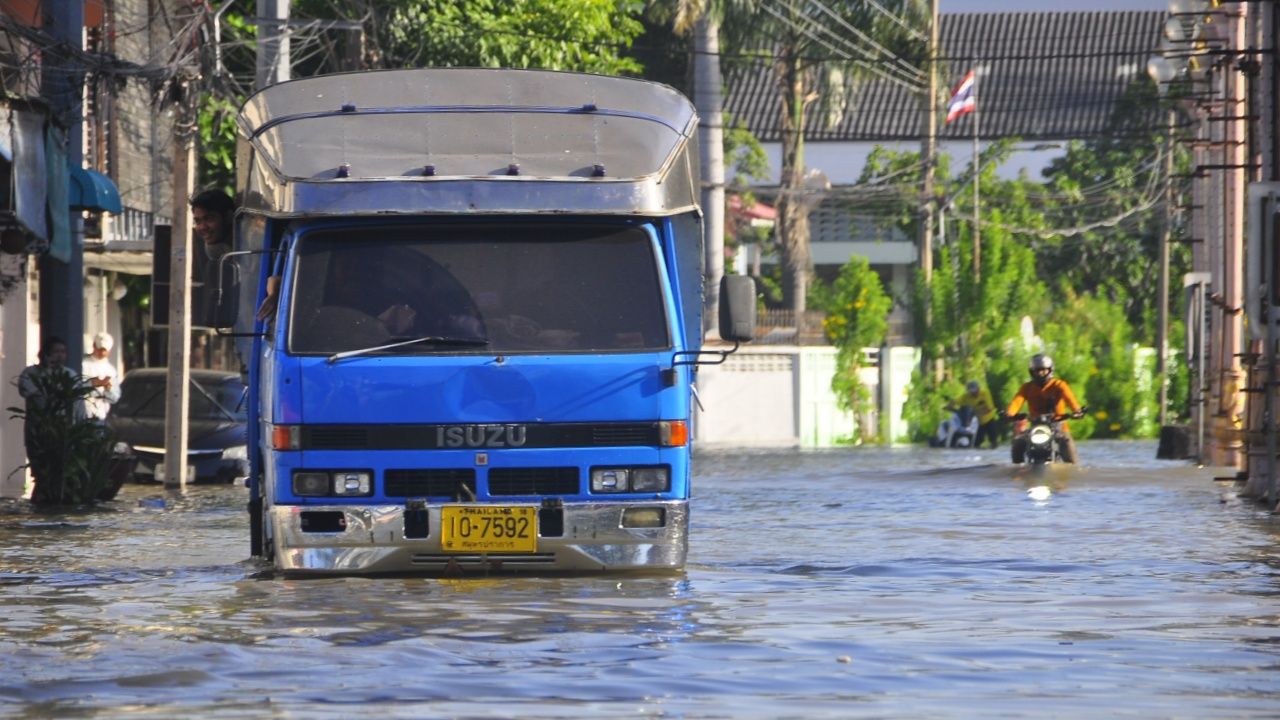 北榄府居民连续第二天遭遇海水倒灌,街道被淹通行困难