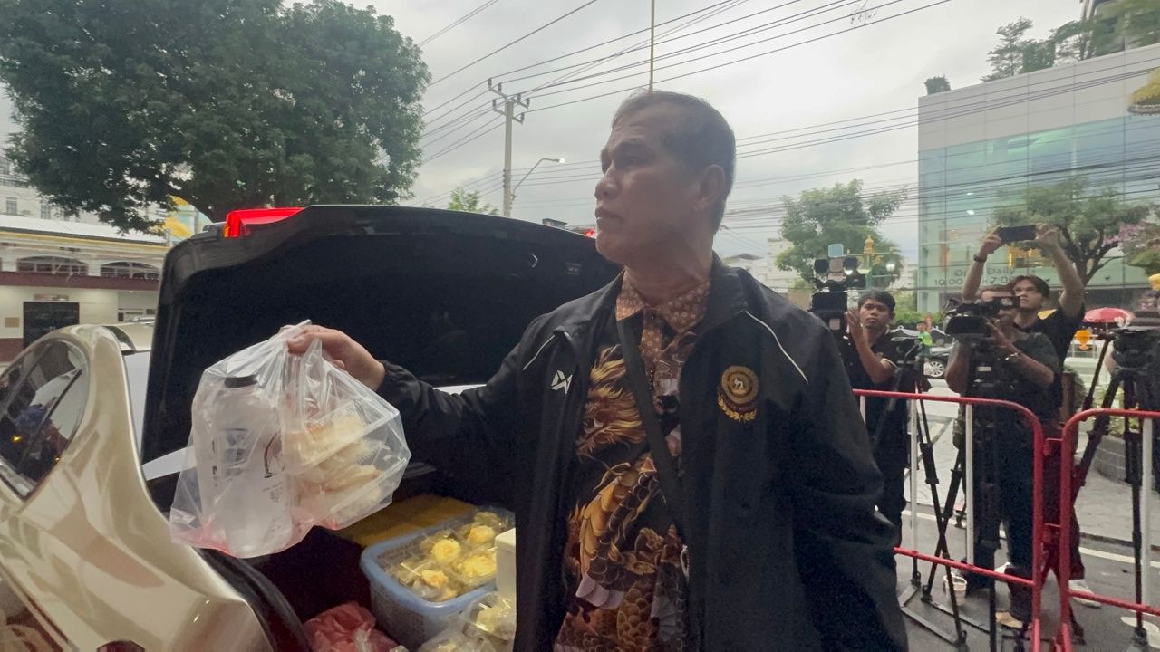 “邦穆”托朋友带来两盒饭给“桑塔纳”，并表示担心他饿