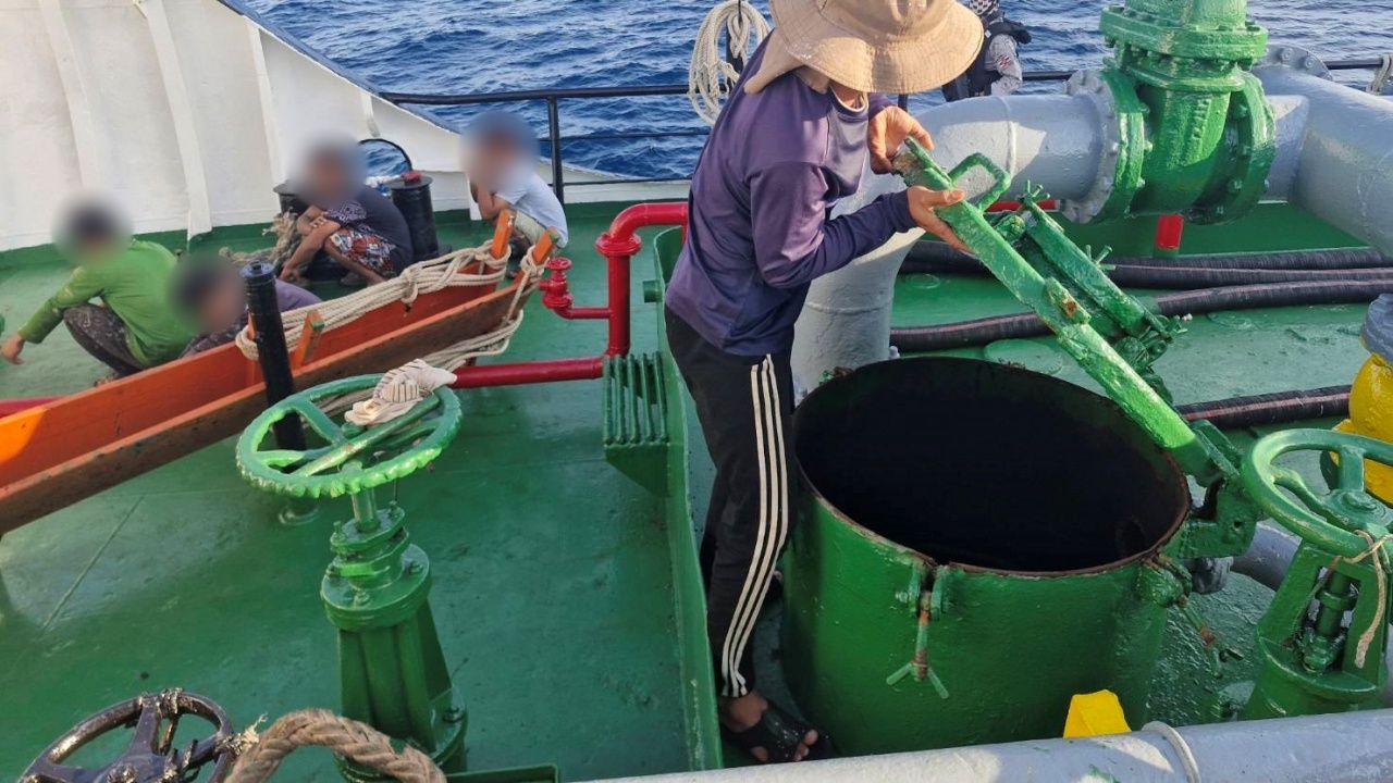 在泰国湾中截获嫌疑油轮，密切检查运输物资到柬埔寨