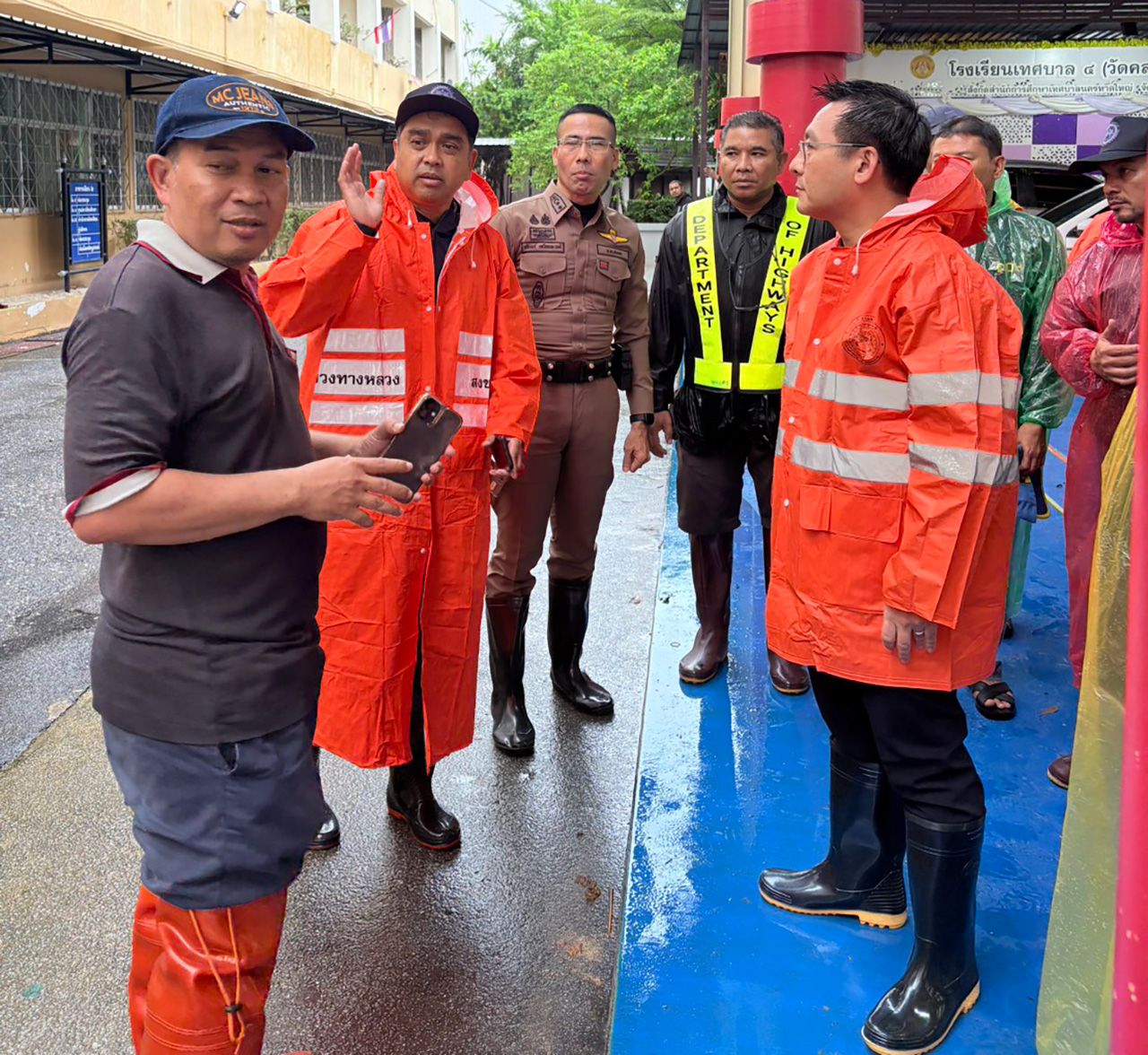 公路局加速救助南部水灾，修复“断桥”并派6轮车撤离居民