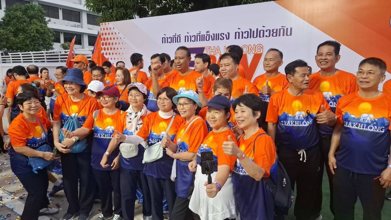 群众参与“打造健康的Tha Khlong居民项目”健康步行和跑步活动